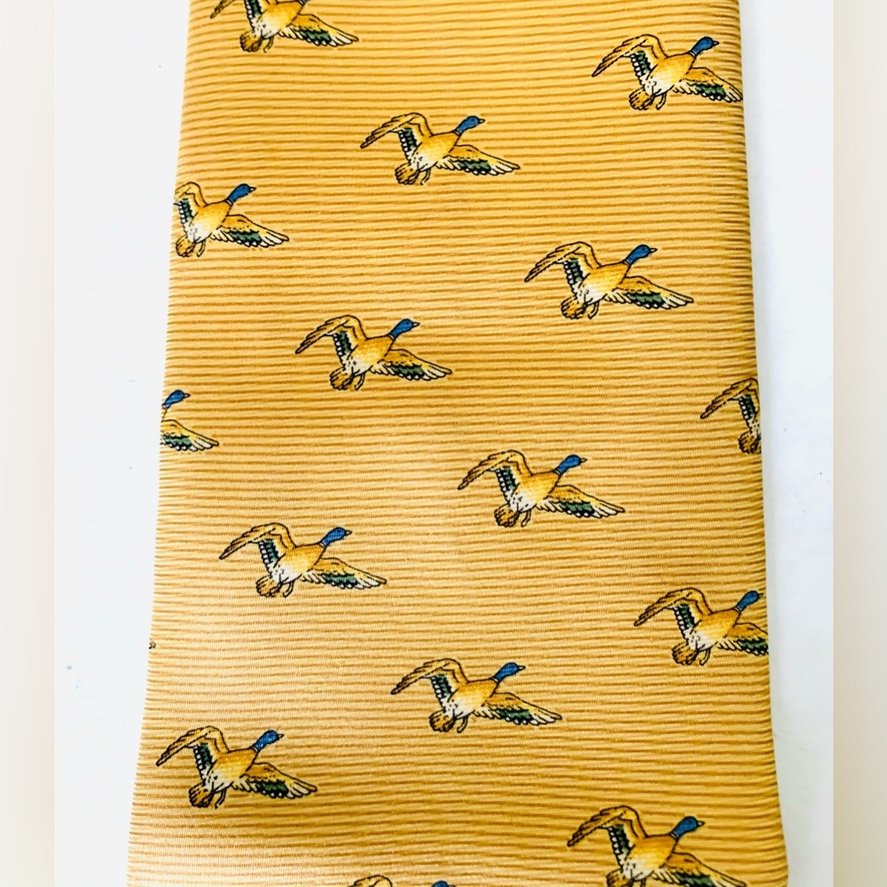Tie Rack Men’s 100% silk yellow neck tie with a pattern of lovely birds flying